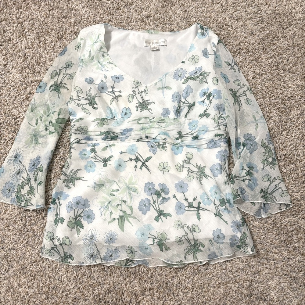 Adorable vintage v neck lily and blue flower blouse 3/4 length sheer sleeves